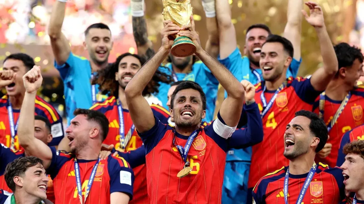 odri, da seleção espanhola, recebeu a Bola de Ouro após ser eleito o melhor jogador da Copa do Mundo de 2026.