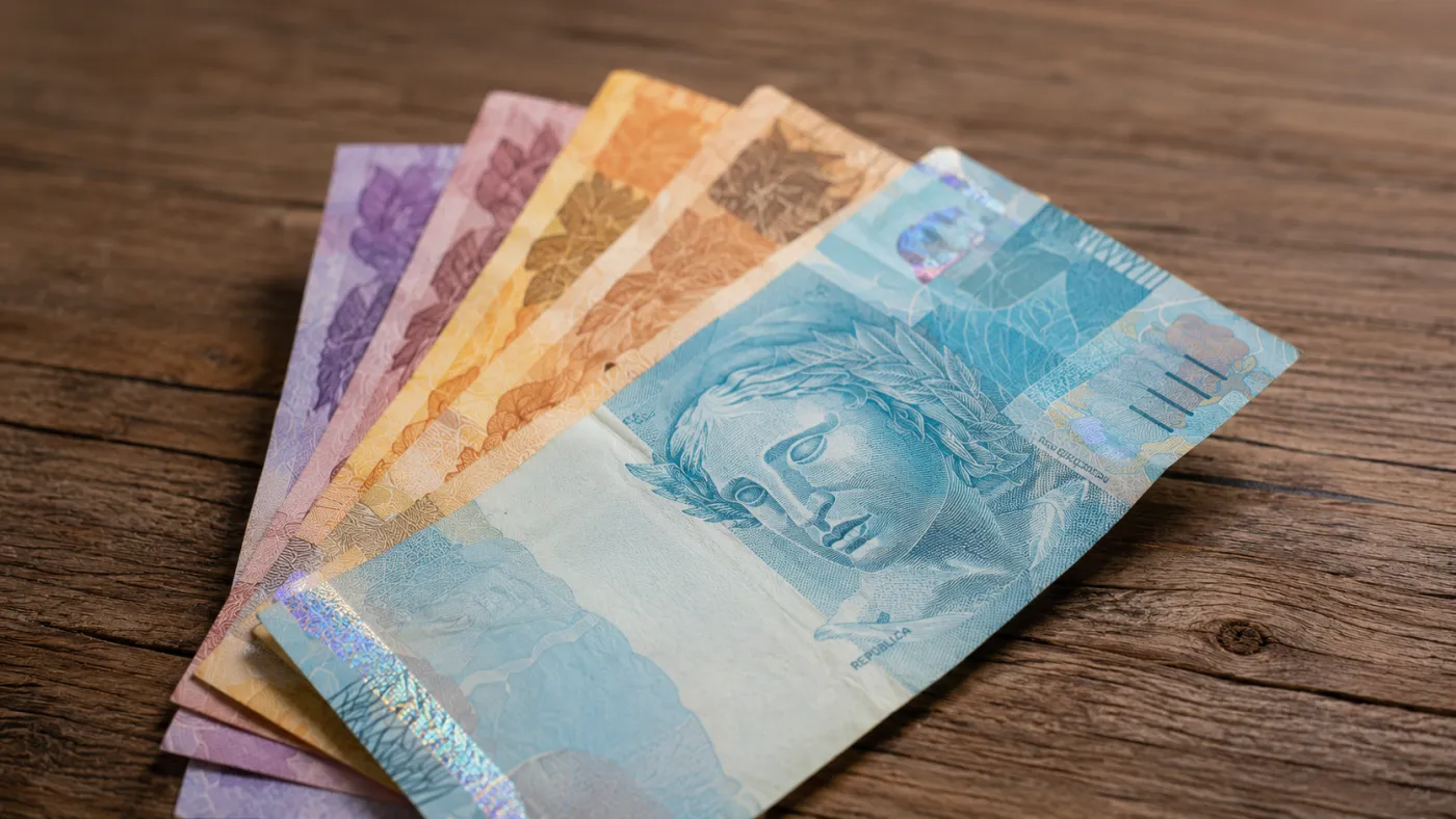Notas de real ilustram a previsão do salário mínimo para 2027, estimado pelo governo em R$ 1.741. Foto: Imagem ilustrativa.