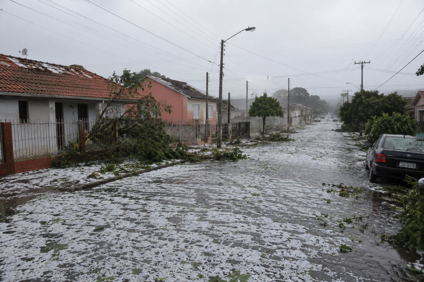 Temporais com chuva forte, vendavais e granizo provocaram milhares de danos em residências de Santa Catarina e Rio Grande