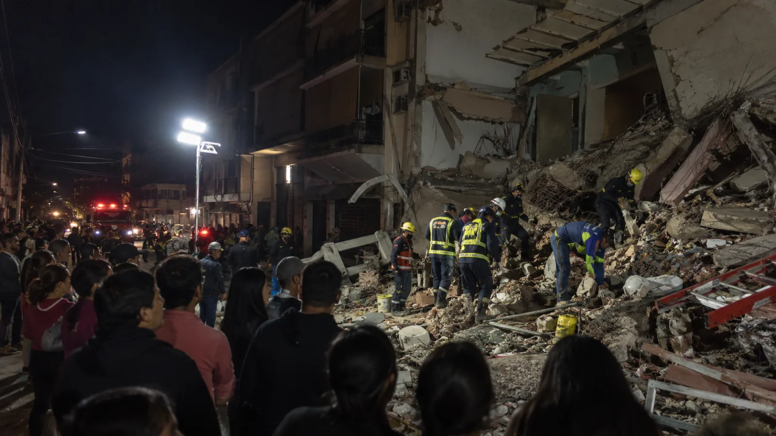 Moradores e equipes de resgate se reúnem perto de escombros após terremotos atingirem a Venezuela.