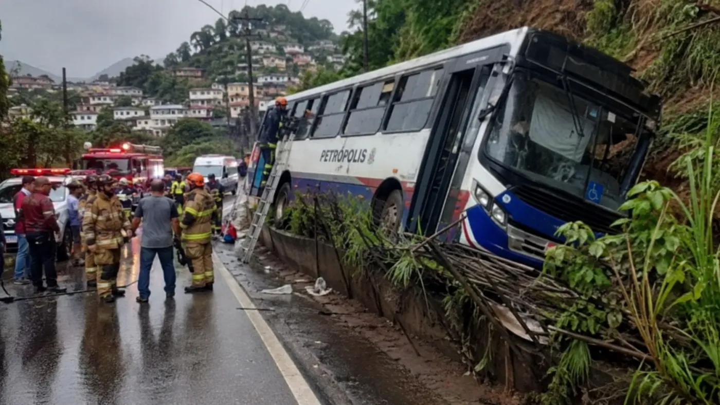 Imagem de um ônibus tombado em uma rodovia, com equipes de resgate e policiais no local. Imagem gerada por IA.